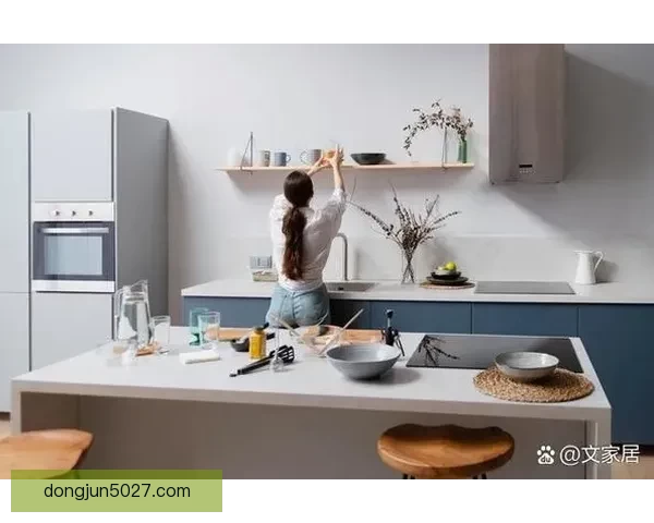 厨房里一次又一次索要刷碗的声音晚餐后回荡着